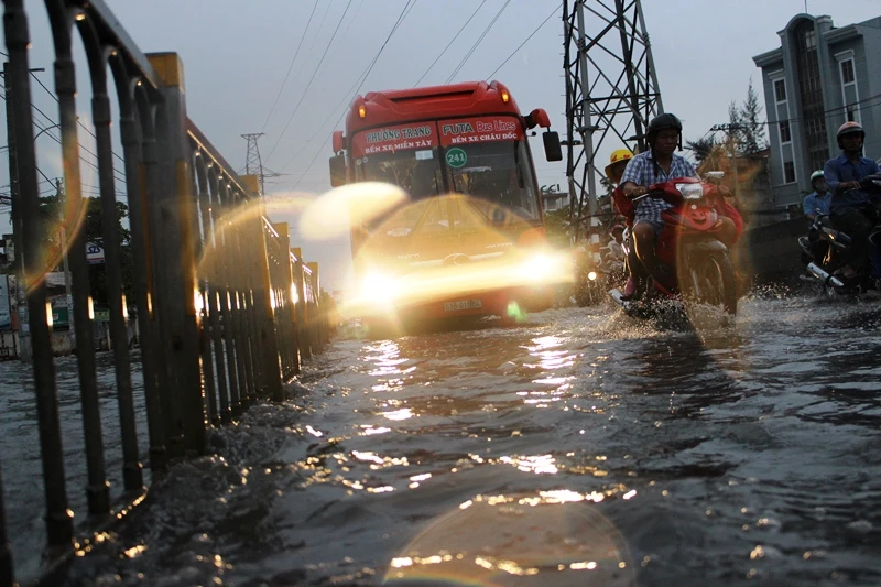 Đường Kinh Dương Vương thành sông sau cơn mưa ngắn ảnh 10